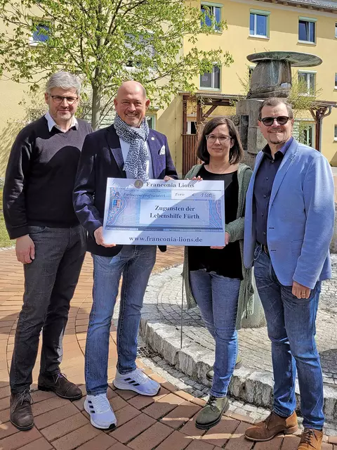 Herzlicher Empfang: (v.l.) Rolf Bidner (stv. Vorstandsvorsitzender der Lebenshilfe Fürth), Stefano Palombo (Präsident Lions Club Zirndorf Franconia), Susann Günther (Fachbereichsleitung Wohnen, Lebenshilfe Fürth), Stefan Maier-Wimmer (LC Zirndorf Franconia). | Foto: Lebenshilfe Fürth