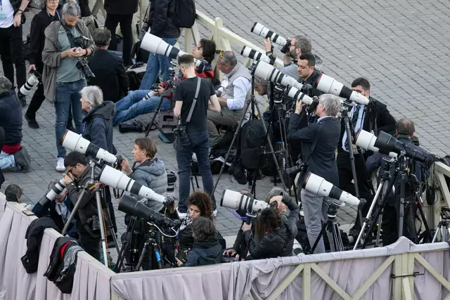 Spannung bis zum Abend - wie erwartet steigt schwarzer Rauch in den Nachthimmel.  | Foto: dpa