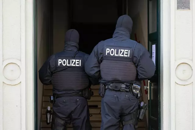 Die Polizei hat mehrere Objekte bundesweit durchsucht.  | Foto: Sebastian Kahnert/dpa