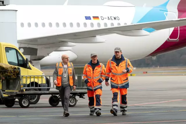 Die Schauspieler Simon Schwarz und Sebastian Bezzel erkunden in der Reihe "Grenzgänger" des Bayerischen Rundfunks regelmäßig zusammen besondere Orte. In der aktuellen Staffel schauen sie hinter die Kulissen des Airport Nürnberg.  | Foto:  BR/Film Five GmbH/Ralf Wilschewski