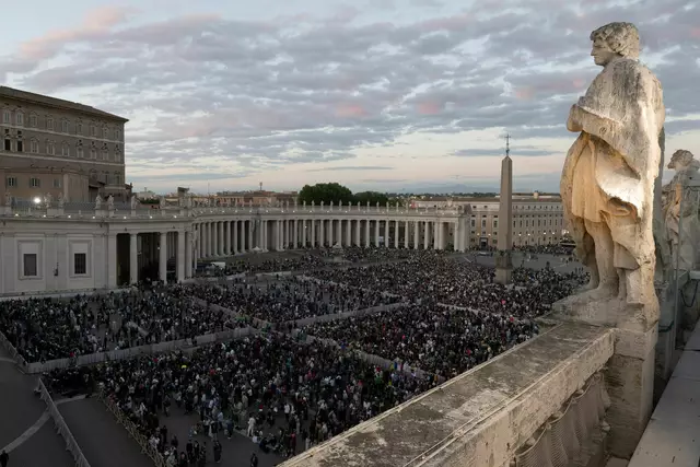 Zehntausende erwarteten am ersten Tag des Konklaves auf dem Petersplatz das Rauchsignal. | Foto: Marijan Murat/dpa