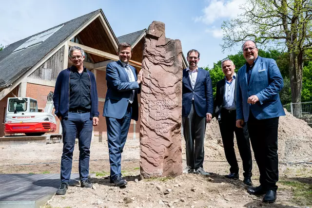 Grundsteinlegung für die Generalsanierung und die bauliche Erweiterung des Giraffenhauses im Tiergarten der Stadt Nürnberg am heutigen Dienstag, 6. Mai 2025 (v.l): Andrew Schneider, Leiter des Hochbauamts, Oberbürgermeister Marcus König, Planungs- und Baureferent Daniel F. Ulrich, Tiergartendirektor Dr. Dag Encke und Bürgermeister Christian Vogel.

 | Foto: Tiergarten Nürnberg / Thomas Hahn