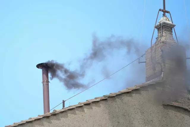 Schwarzer Rauch auf dem Dach der Sixtinischen Kapelle. | Foto: Andrew Medichini/AP/dpa