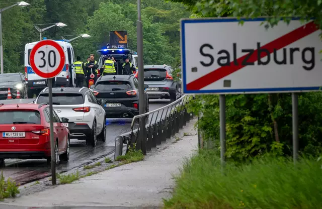 Auf einer Brücke zwischen Freilassing und Salzburg richtete die Bundespolizei wieder einen festen Kontrollpunkt ein. | Foto: Peter Kneffel/dpa