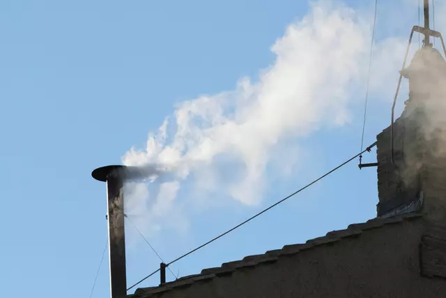 Weißer Rauch: Es gibt einen neuen Papst. | Foto: Andrew Medichini/AP/dpa