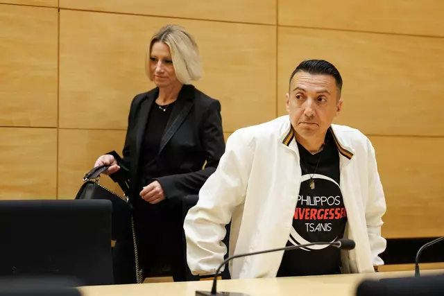 Vater Dmitris Tsanis und Angehörige trugen T-Shirts mit der Aufschrift "Philippos Tsanis Unvergessen". Im Prozess um den Tod eines jungen Mannes ist ein Urteil gefallen. Die Verteidigung will die Begründung für das schwache Strafmaß nicht akzeptieren.  | Foto: Friso Gentsch/dpa