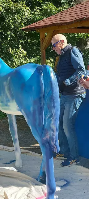 Blau, blau, blau ... sind alle meine Farben. Die "Blaue Nacht" und die Lebenshilfe Nürnberger Land e. V. verbindet allein die Farbe blau. Diese steht übrigens für Ruhe, Vertrauen, Weite und Stabilität, oft auch für Schönheit, Eleganz und Intelligenz. "Schaut Euch Eppelein 1 und 2 am 17. Mai auf der Kaiserburg bzw. der Freiung an", so die Kursteilnehmenden.  | Foto: Lebenshilfe Nürnberger Land e. V.