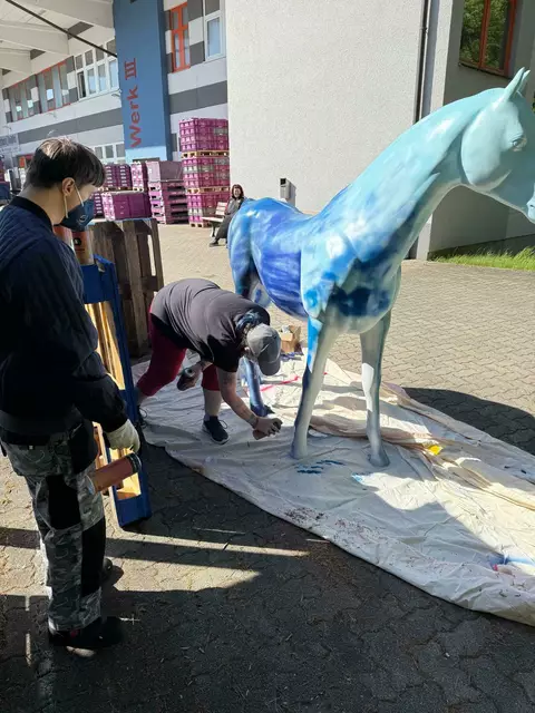 Eppelein 1 und Eppelein 2 sind inzwischen fertig lackiert. Wie blau(-nuanciert) die beiden Kunst-Rappen geworden sind, können sich Besucher bei der Blauen Nacht 2025 anschauen. Die beiden Kunst-Pferde werden am 17.5.25 auf der Freiung und der Kaiserburg Nürnberg für die Belange von Menschen mit Behinderung werben, für Inklusion, für Therapeutisches Reiten und natürlich für Love &amp; Peace. | Foto: Lebenshilfe Nürnberger Land e. V.