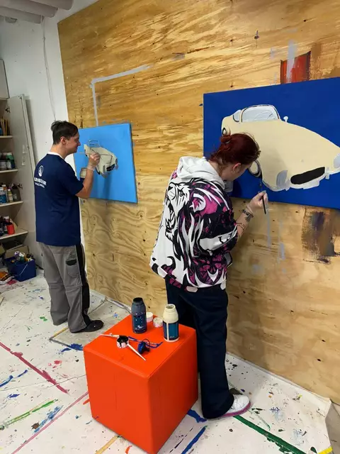 Kunst aus verschiedenen Blickwinkeln: Bilder mit Automobil-Motiven in Acryl und mit Epoxidharz versiegelt. 
Die Teilnehmenden der Kunstgruppe der Moritzberg-Werkstätten - ein Angebot zur Persönlichkeitsentwicklung - stellen Bilder und Mobiles am 18.5.2025 in MERKS Motor Museum in Nürnberg aus. Kinderprogramm  +++ Museum geöffnet +++ Snacks und Erfrischungen.  | Foto: Lebenshilfe Nürnberger Land e. V.