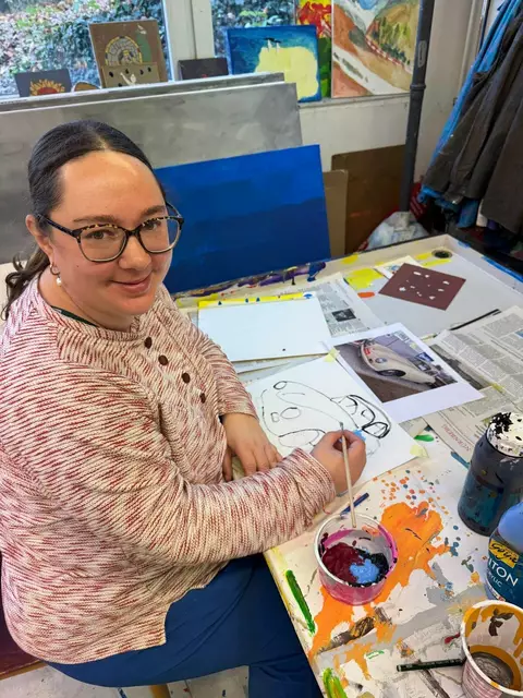 "Jedes Bild, jedes Mobile ist einfach stark", findet Kursleiter Norbert Hanke. Die Teilnehmenden bringen immer tolle Ideen ins Projekt mit. So entstanden viele kleinformatige Bilder und Mobile.  | Foto: Lebenshilfe Nürnberger Land e. V.