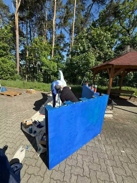 Eppelein 1 und Eppelein 2 sind inzwischen fertig lackiert. Wie blau(-nuanciert) die beiden Kunst-Rappen geworden sind, können sich Besucher bei der Blauen Nacht 2025 anschauen. Die beiden Kunst-Pferde werden am 17.5.25 auf der Freiung und der Kaiserburg Nürnberg für die Belange von Menschen mit Behinderung werben, für Inklusion, für Therapeutisches Reiten und natürlich für Love &amp; Peace. | Foto: Lebenshilfe Nürnberger Land e. V.