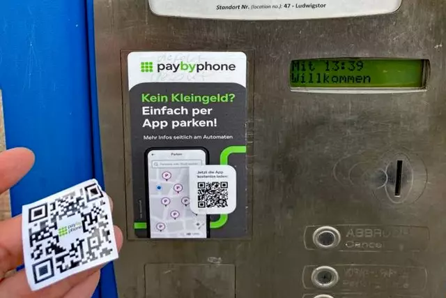  Quishing Parkautomaten, Betrug 1. Hier beispielhaft zu sehen: Gefälschte QR-Codes werden in der Regel aufgeklebt und leiten auf betrügerische Webseiten. Die gefälschten QR-Codes lassen sich vom Automaten abziehen: ein eindeutiges Indiz für eine Fälschung.
 | Foto: Servicebetrieb Öffentlicher Raum / Stadt Nürnberg