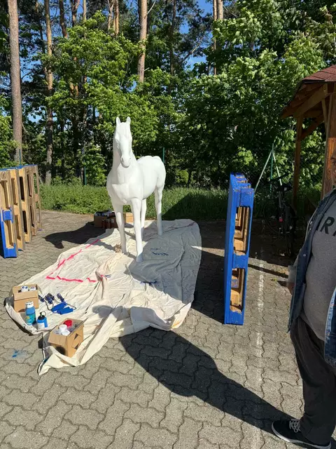 Eppelein Nummer 1 ... (un)vollkommen und farblos. Wie die Resultate der 3-D-Action-Paintings aussehen, davon können sich Besucher der Blauen Nacht 2025 auf der Kaiserburg Nürnberg und auf der Freiung überzeugen.  | Foto: Lebenshilfe Nürnberger Land e. V.