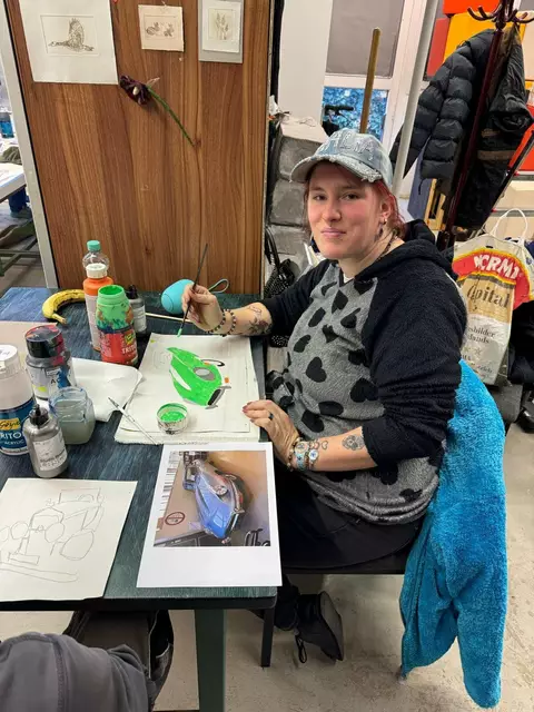 Kunst aus verschiedenen Blickwinkeln: Bilder mit Automobil-Motiven in Acryl und mit Epoxidharz versiegelt. 
Die Teilnehmenden der Kunstgruppe der Moritzberg-Werkstätten - ein Angebot zur Persönlichkeitsentwicklung - stellen Bilder und Mobiles am 18.5.2025 in MERKS Motor Museum in Nürnberg aus. Kinderprogramm  +++ Museum geöffnet +++ Snacks und Erfrischungen.  | Foto: Lebenshilfe Nürnberger Land e. V.