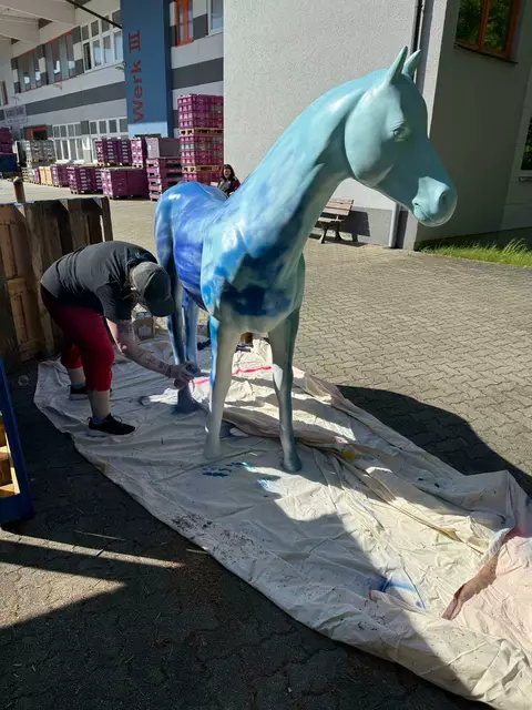 Eppelein 1 und Eppelein 2 sind inzwischen fertig lackiert. Wie blau(-nuanciert) die beiden Kunst-Rappen geworden sind, können sich Besucher bei der Blauen Nacht 2025 anschauen. Die beiden Kunst-Pferde werden am 17.5.25 auf der Freiung und der Kaiserburg Nürnberg für die Belange von Menschen mit Behinderung werben, für Inklusion, für Therapeutisches Reiten und natürlich für Love &amp; Peace. | Foto: Lebenshilfe Nürnberger Land e. V.