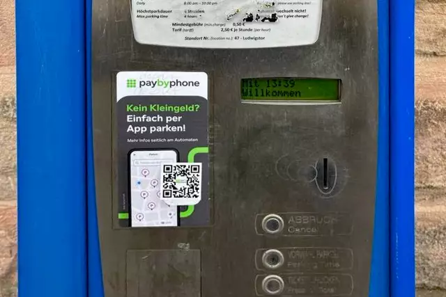 Quishing Parkautomaten, Betrug 2. Die gefälschten QR-Codes lassen sich vom Automaten abziehen: ein eindeutiges Indiz für eine Fälschung. 
 | Foto: Servicebetrieb Öffentlicher Raum / Stadt Nürnberg