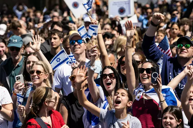In Israel jubelten viele Menschen nach der Freilassung Edan Alexanders. | Foto: Stefan Jeremiah/AP/dpa