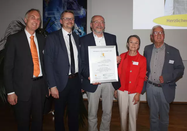 Hartmut Hetzelein (M.) freut sich über die Urkunde. Mit auf dem Foto (v.l.) Ralf Gabriel, Stephan Stärzl sowie Helga Schmitt-Bussinger (Stiftungsvorstand) und Richard Schwager (Stifungsvorstand und Laudator). | Foto: Victor Schlampp