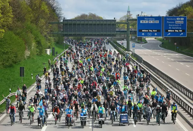 Schon 2023 waren zahlreiche Radfahrer bei der ADFC-Sternfahrt auf der A96 unterwegs. (Archivbild) | Foto: Karl-Josef Hildenbrand/dpa