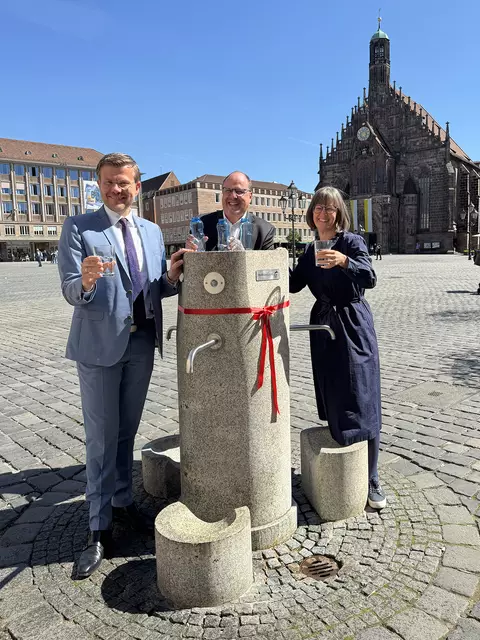 Nürnbergs Oberbürgermeister Marcus König, Bürgermeister Christian Vogel und die Referentin für Umwelt und Gesundheit, Britta Walthelm, haben den den Yoshimi-Hashimoto-Brunnen als neuen Trinkbrunnen auf dem Hauptmarkt der Öffentlichkeit übergeben.
 | Foto: Conny Merkel-Schlenska / Stadt Nürnberg