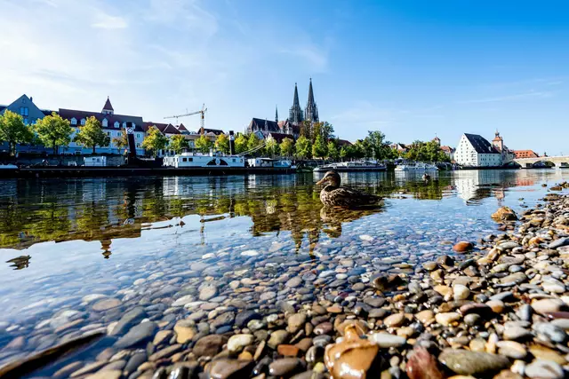 Auf der Donau - wie hier in Regensburg - sind die Pegelstände wegen der Trockenheit zuletzt gefallen. (Archivbild) | Foto: Armin Weigel/dpa