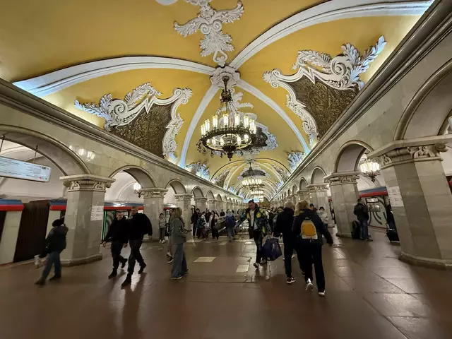 Moskaus Metro feiert in diesem Jahr ihr 90-jähriges Bestehen - die Station Komsomolskaja ist besonders prachtvoll. | Foto: Ulf Mauder/dpa