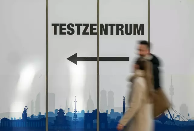 Zwei Männer sollen in Oberbayern in Corona-Testzentren Leistungen abgerechnet haben, die gar nicht erbracht worden.  | Foto: Peter Kneffel/dpa