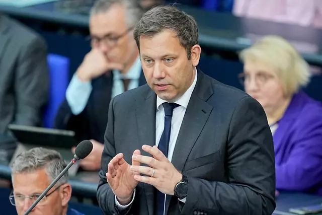Klingbeil antwortete im Bundestag auf Fragen der Abgeordneten. | Foto: Michael Kappeler/dpa