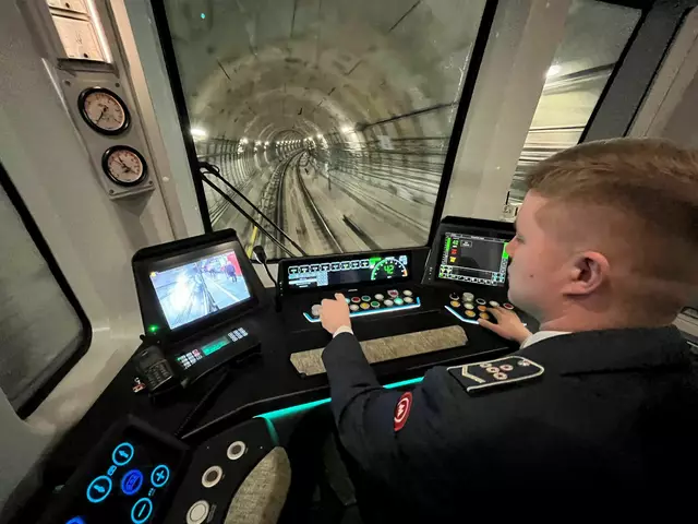 Ein U-Bahn-Fahrer lenkt einen modernen Zug auf der neuen großen Ringlinie der Metro. | Foto: Ulf Mauder/dpa