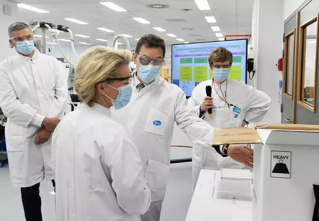Von der Leyen (vorne) musste jetzt eine Schlappe vor Gericht einstecken. | Foto: © John Thys/Pool AFP/AP/dpa (Archivbild)