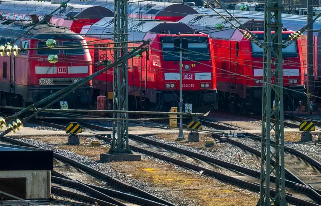 Bayerns Regionalzüge sind im vergangenen Jahr noch einmal unpünktlicher geworden.  | Foto: Peter Kneffel/dpa