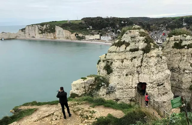 Für ein Foto oder Selfie an den Kreidefelsen wagen Touristen sich immer wieder gefährlich nahe an den Rand der Klippen heran.  | Foto: Michael Evers/dpa (Archivbild)