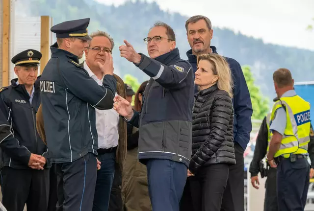 Innenminister Dobrindt und Bayerns Innenminister an der Autobahn 93 an der bayerisch-österreichischen Grenze.

 | Foto: Peter Kneffel/dpa