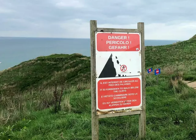 Seit langem wird vor Felsabbrüchen und Unfällen an den Kreidefelsen von Étretat gewarnt.  | Foto: Michael Evers/dpa (Archivbild)