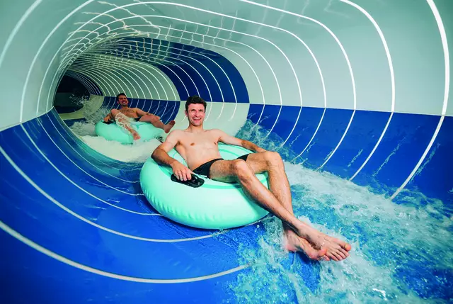 Markenbotschafter Thomas Müller in der Magic Eye Rutsche in der Therme Erding. | Foto: Therme Erding