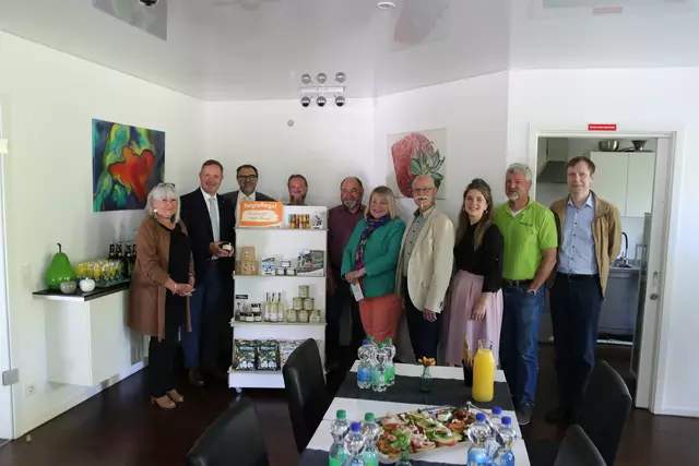 Landrat Bernd Obst (2.v.l.) stellte gemeinsam mit allen Projektbeteiligten das Konzept des Regioregals vor. Der Landkreis Fürth setzt damit ein Zeichen für Regionalität, Nachhaltigkeit und noch mehr Gastfreundschaft. | Foto: Thomas Klein