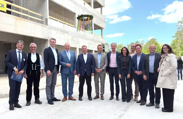 Prof. Dr. Joachim Hornegger (FAU-Präsident), Edgar Endres (Fa. Schick), Bayerns Wissenschaftsminister Markus Blume, Innenminister Joachim Herrmann, Bauminister Christian Bernreiter, Jörg Volleth (2. Bürgermeister Erlangen), Jan Knippel (Leiter des Staatlichen Bauamts Erlangen-Nürnberg), Tamara Ochsenkühn (Staatliches Bauamt), Prof. Dr. Martin Hartmann (FAU), Prof. Dr. Matthias Thommes (FAU), Prof. Dr. Peter Wasserscheid (FAU) und Birgit Riesner (Regierung von Mittelfranken / v.l.n.r.). | Foto: © Axel König/StMWK
