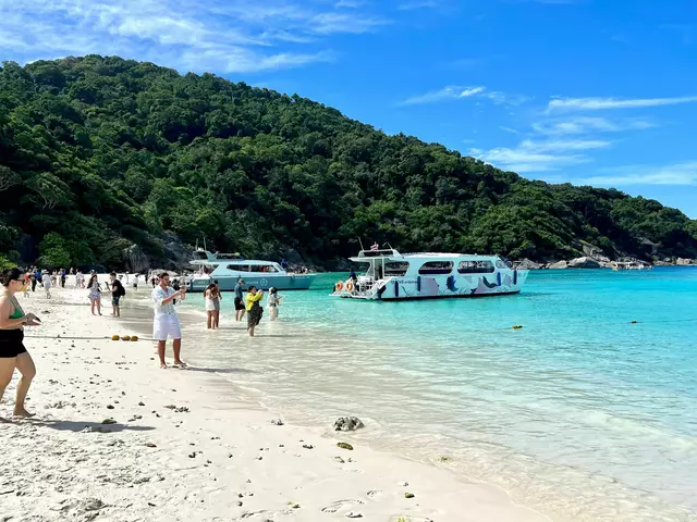 In der Trockenzeit tummeln sich jeden Tag Touristen an den schneeweißen Stränden der Similan Islands.  | Foto: Carola Frentzen/dpa (Archivbild)