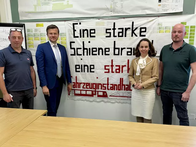 Oberbürgermeister Marcus König (2. v.l.) und Wirtschafts- und Wissenschaftsreferentin Dr. Andrea Heilmaier (haben sich bei einem gemeinsamen Besuch vor Ort mit Mitgliedern des Betriebsrats über die aktuelle Lage informiert und die volle Unterstützung der Stadtspitze zugesichert. | Foto: Sven Heublein / Stadt Nürnberg