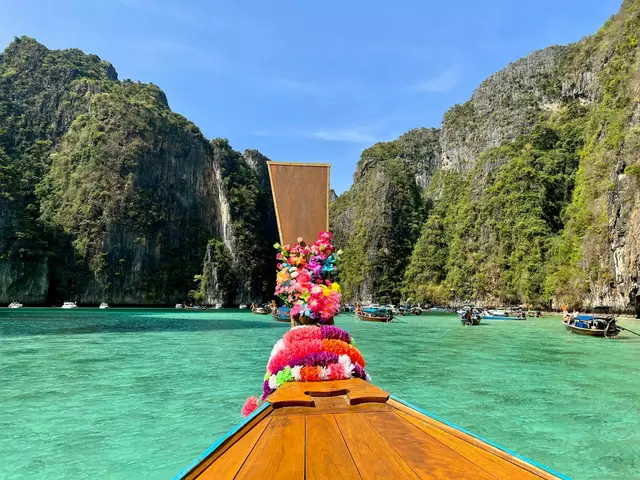 Die meisten Touristen besuchen die Phi Phi Islands mit solchen traditionellen Booten. | Foto: Carola Frentzen/dpa (Archivbild)