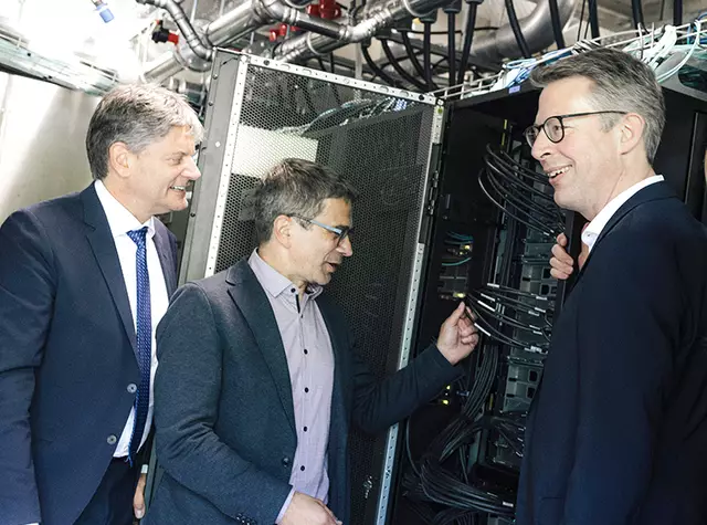 Wissenschaftsminister Markus Blume (r.) besuchte das NHR@FAU. Direktor Prof. Dr. Gerhard Wellein (M.) und FAU-Präsident Prof. Dr. Joachim Hornegger begleiteten ihn dabei. | Foto: © FAU/Giulia Iannicelli