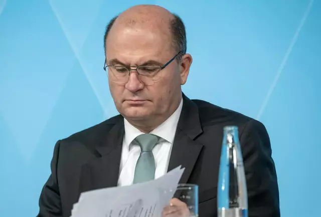 Der Job des bayerischen Finanzministers ist infolge der mauen Wirtschaftslage und eingebrochenen Steuereinnahmen derzeit definitiv nicht einfach. Auch die Mai-Steuerschätzung ist kein Grund zur Freude für Albert Füracker (CSU). | Foto: © Peter Kneffel/dpa (Archivbild)