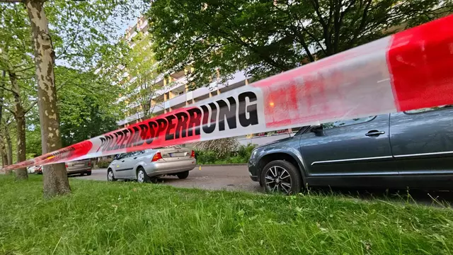 Bei einem Angriff in Halle sind drei Menschen verletzt worden. | Foto: Tobias Junghannß/dpa