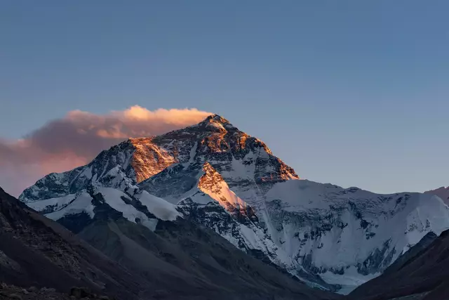 Der Mount Everest befindet sich an der Grenze von Nepal und China. | Foto: Zhang Rufeng/Xinhua/dpa (Archivbild)