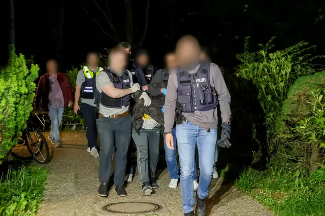 Bei dem Festgenommenen handelt es sich laut Polizei «mit an Sicherheit grenzender Wahrscheinlichkeit» um den gesuchten Tatverdächtigen. | Foto: Tim Oelbermann/dpa