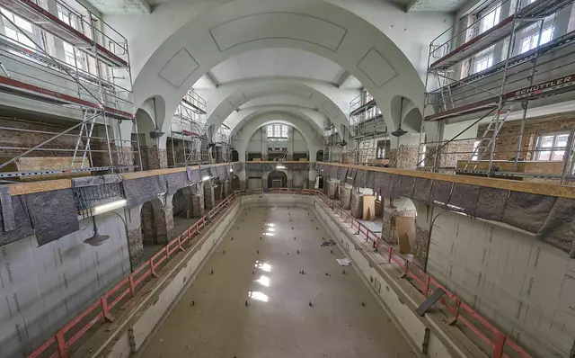 Revitalisierung des Volksbades Nürnberg. Am 28. Januar 2015	beauftragte der Stadtrat NürnbergBad mit Erarbeitung einer Machbar­keits­studie. Baubeginn war im Frühjahr 2022. Nun ereignete sich ein schwerer Unfall.  | Foto: NürnbergBad/Volksbad Nürnberg/Symbolbild