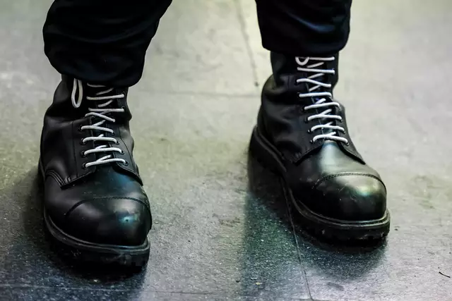 Junge, gewaltbereite Rechtsextremisten machen den Sicherheitsbehörden aktuell besonders große Sorgen.  | Foto: Christoph Reichwein/dpa (Archivbild)