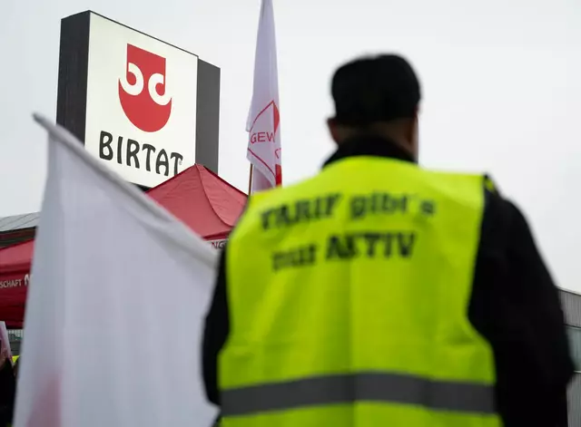 Die Gewerkschaft fordert ein Einstiegsgehalt von 3.000 Euro. | Foto: Markus Lenhardt/dpa