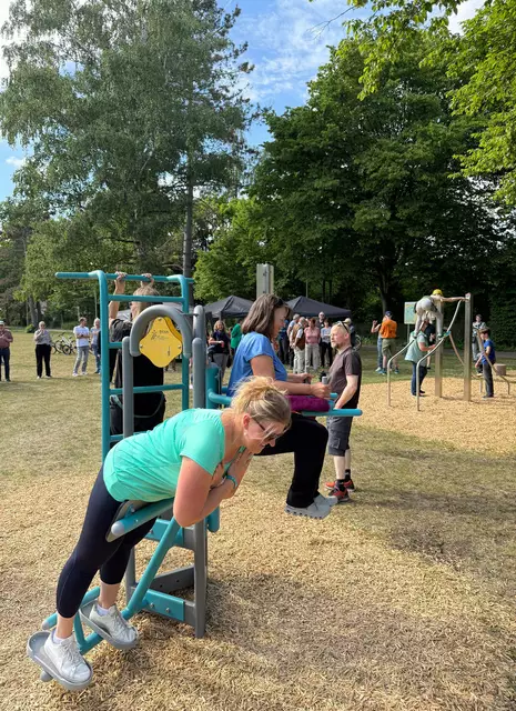 Es darf geschwitzt werden: Die Anwohnenden erkunden den neuen Bewegungspark direkt nach der Eröffnung. | Foto: Kathrin Lehnerer / Stadt Nürnberg