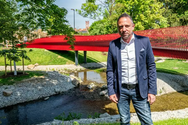 Umweltminister Thorsten Glauber (Freie Wähler) informierte sich über die letzten Vorbereitungen für die Landesgartenschau in Furth im Wald. Zu den optischen Highlights zählt eine Brücke mit «drachenblutrotem» Geländer - in Anlehnung an das Further Festspiel «Drachenstich». | Foto: Armin Weigel/dpa